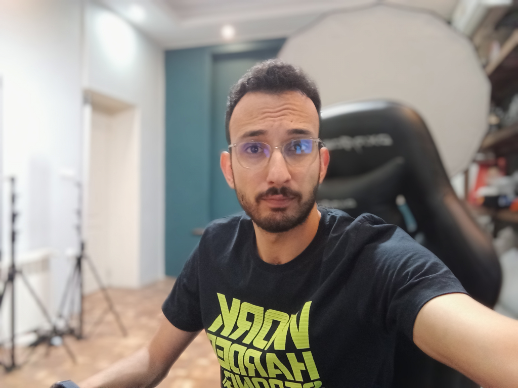 نمونه عکس سلفی حالت پرتره فضای بسته Redmi 10